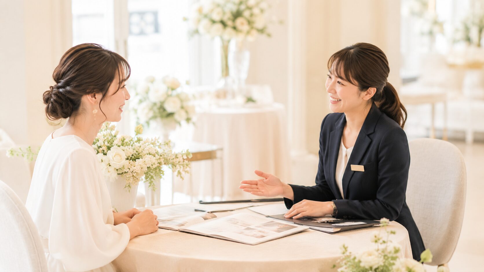 花嫁に資料を見せながら丁寧に説明する女性プランナー