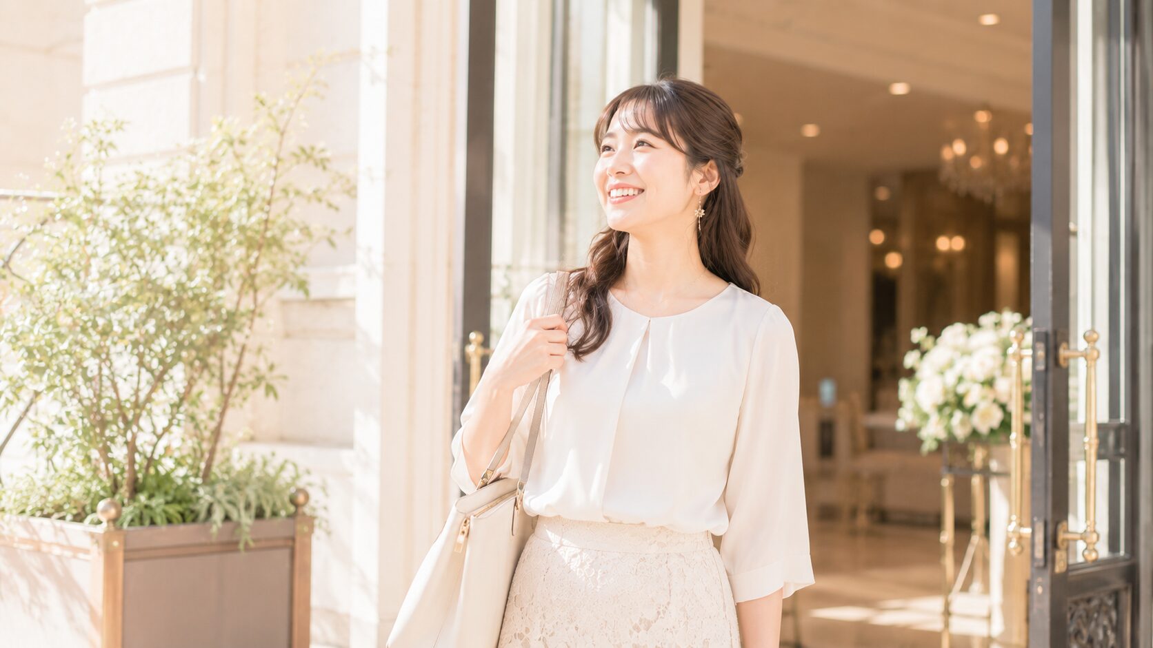 晴れやかな笑顔で結婚式場を後にする女性