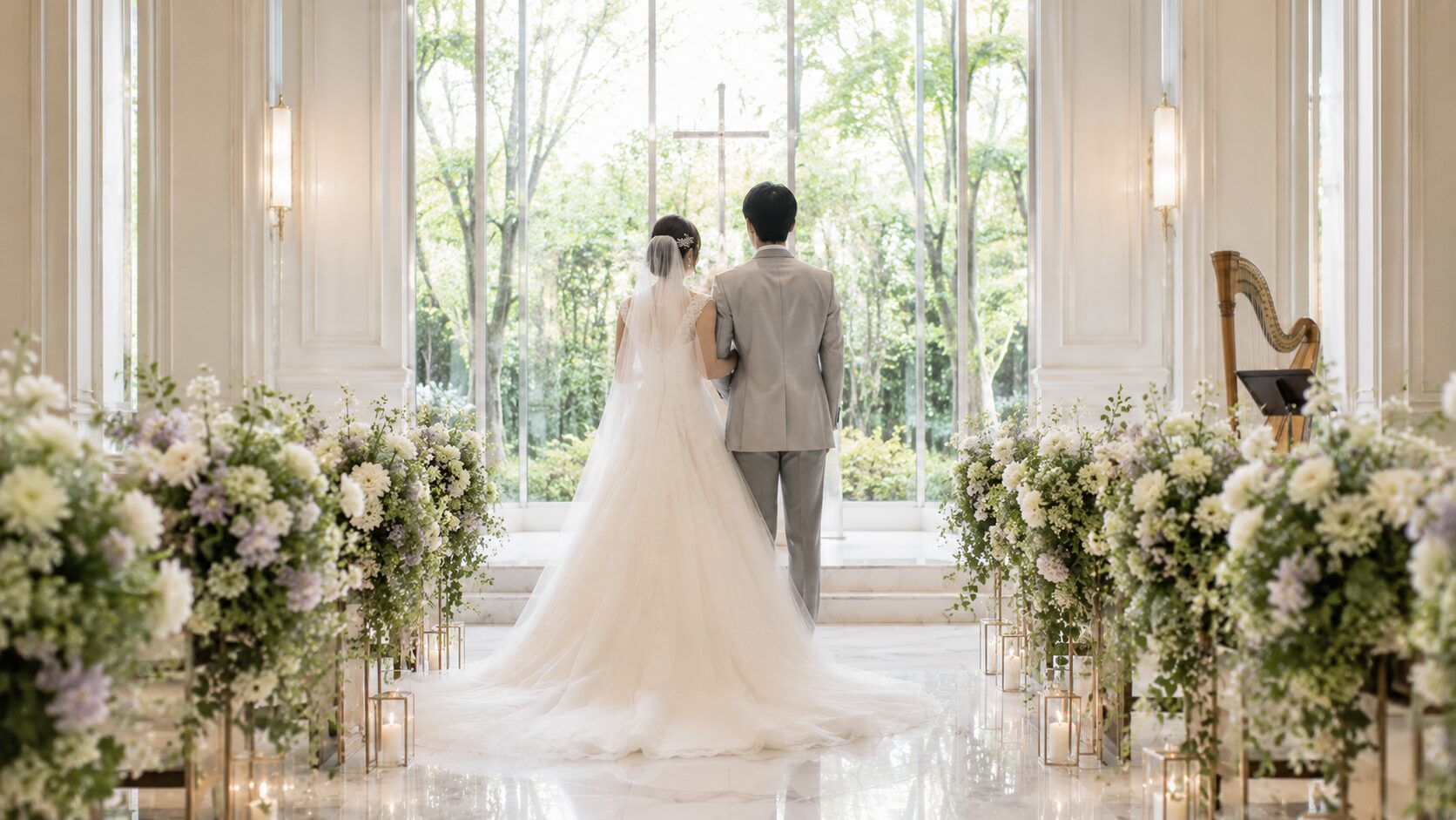 チャペルで挙式する新郎新婦の後ろ姿