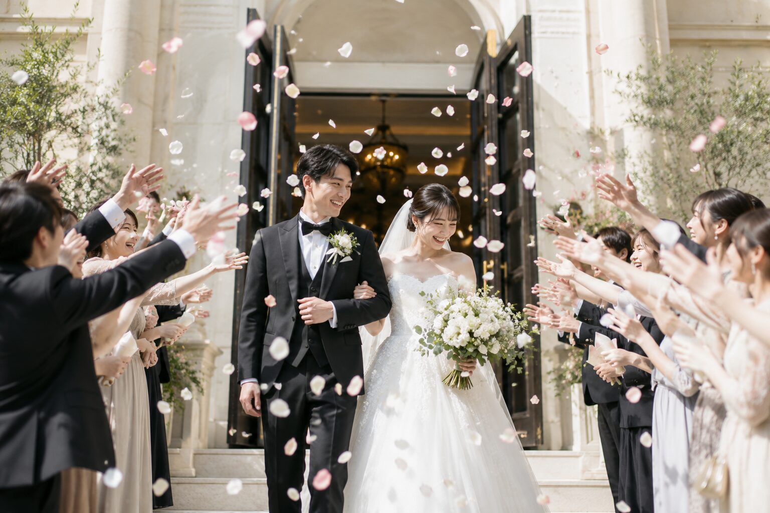挙式後のフラワーシャワーで笑顔の新郎新婦