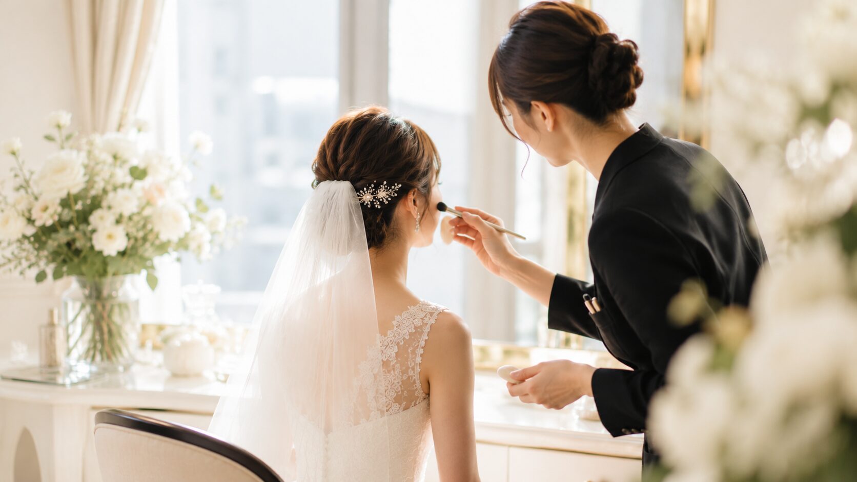 結婚式当日、花嫁にメイクをするヘアメイク