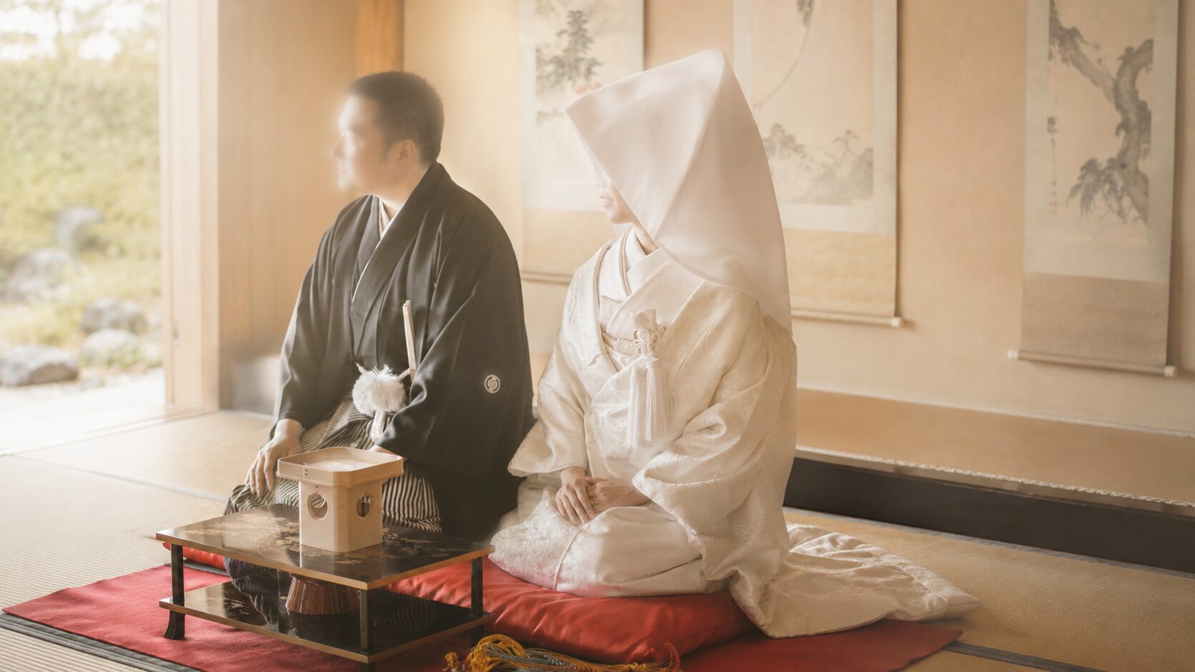 神前式で和装姿の新郎新婦