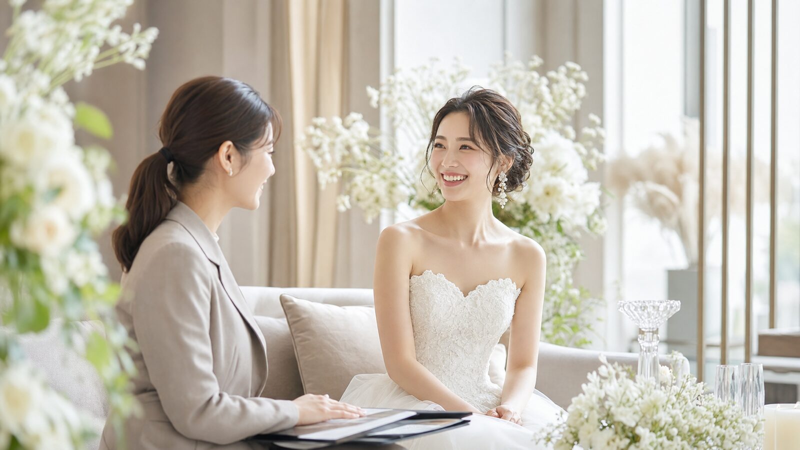 プランナーと笑顔で打ち合わせする花嫁
